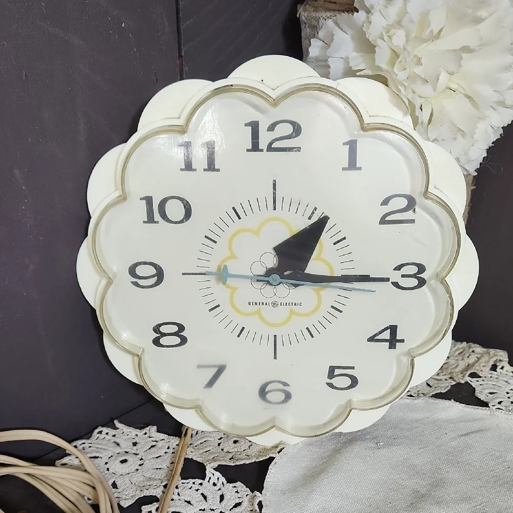 GE Vintage Cream Wall Clock